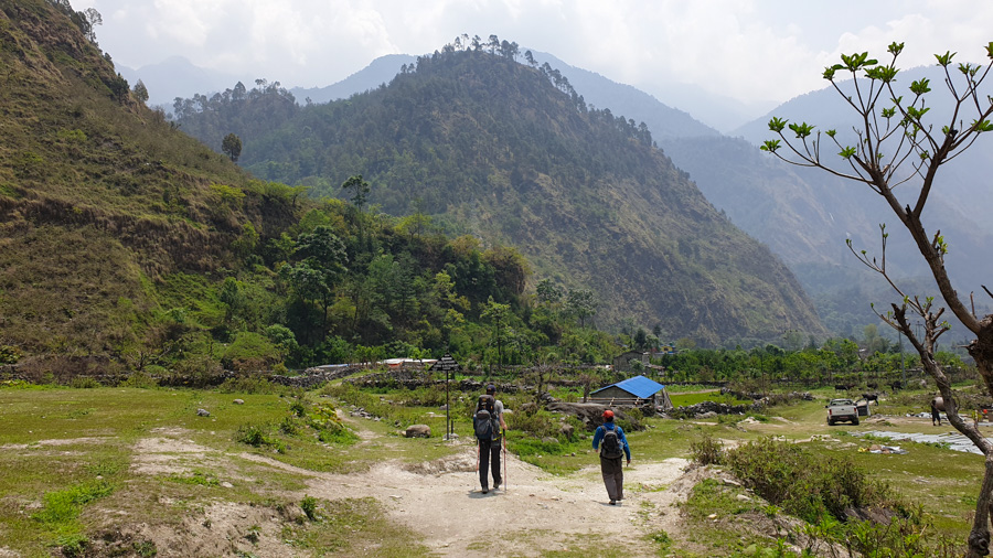 Two hikers at a crossroads on the trail from Ghasa to Tatopani